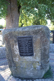 Памятник декабристам у дерева Равеского в Головинке