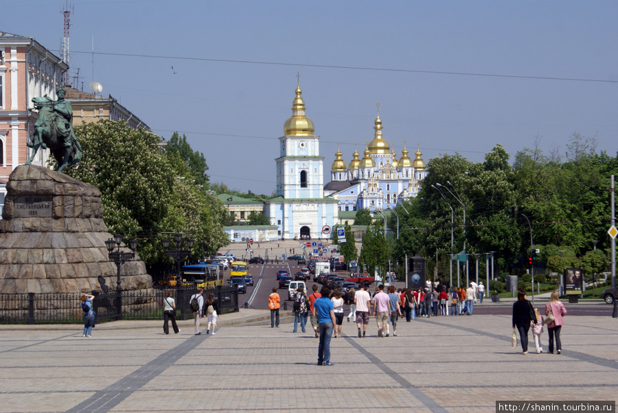 Вид на Михайловский златоверхий монастырь со стороны площади Богдана Хмельницкого Киев, Украина