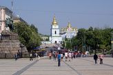 Вид на Михайловский златоверхий монастырь со стороны площади Богдана Хмельницкого