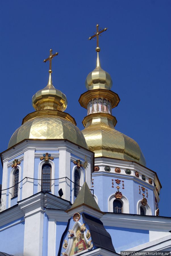 Золотые купола Михайловского златоверхого монастыря Киев, Украина
