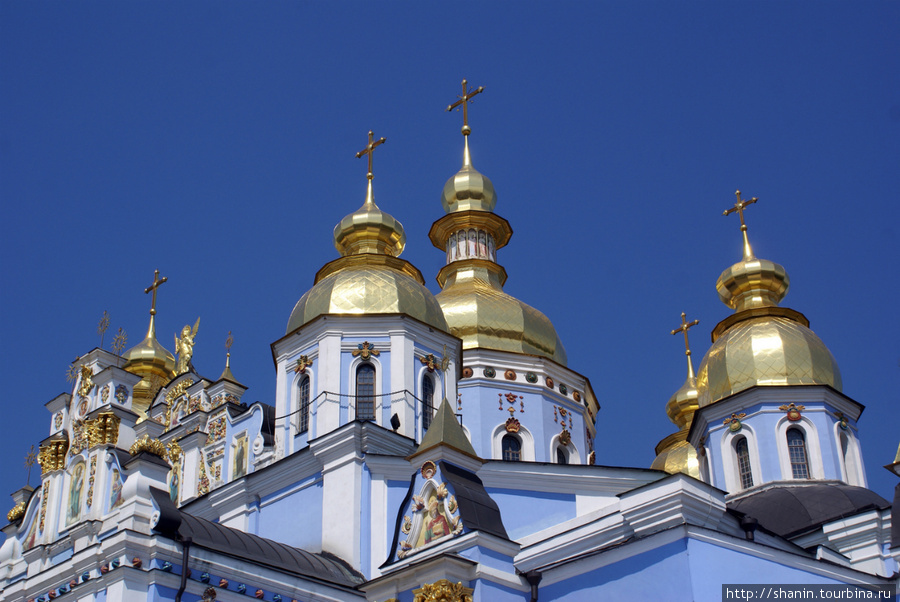 Золотые купола Михайловского монастыря Киев, Украина