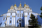 Вход в церковь Михаила Архангела в Михайловском монастыре в Киеве