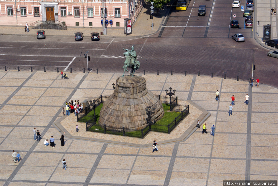 Площадь Богдана Хмельницкого — вид с колокольни у Софийского собора Киев, Украина