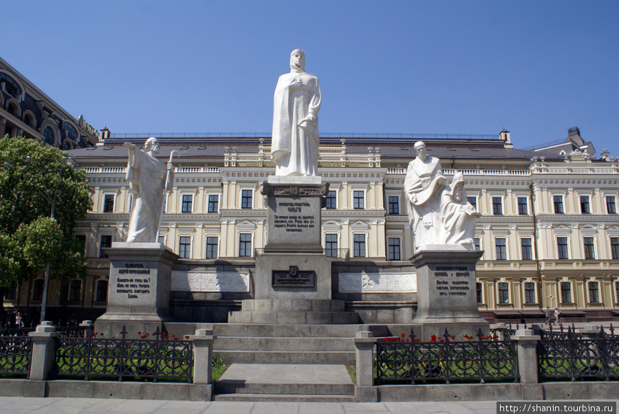 Памятник княгине Ольге у здания МИД Украины Киев, Украина