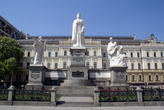 Памятник княгине Ольге у здания МИД Украины