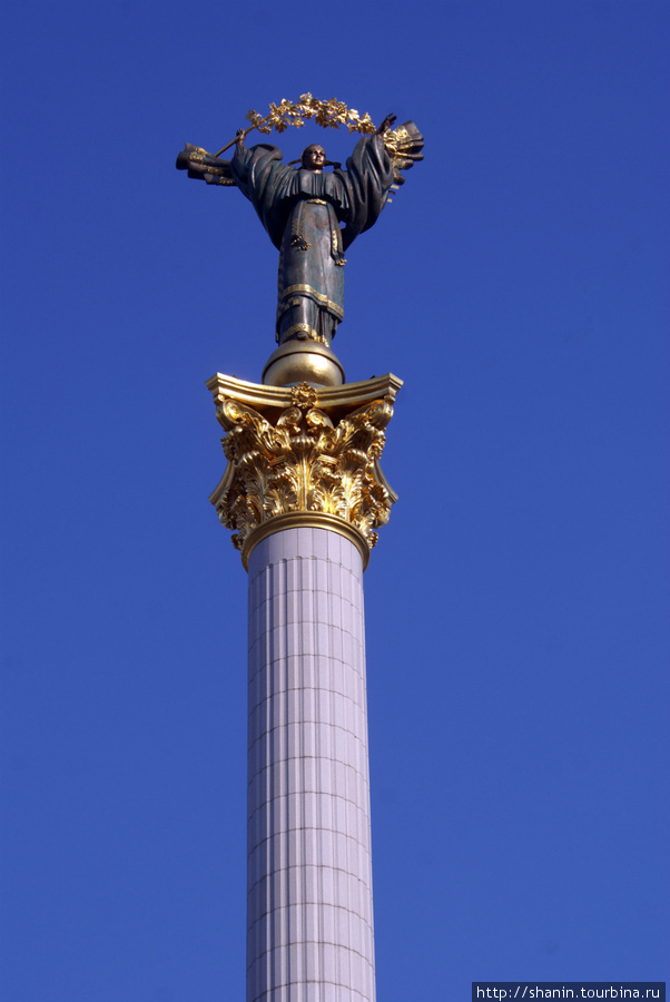 Ненька Украина — статуя на колонне на Майдане Незалежности (площадь Свободы) Киев, Украина