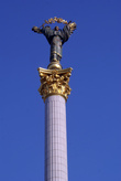 Ненька Украина — статуя на колонне на Майдане Незалежности (площадь Свободы)