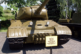 Тяжелый танк ИС-1 — экспонат Музея Великой Отечественной войны 1941 — 1945 гг. в Киеве
