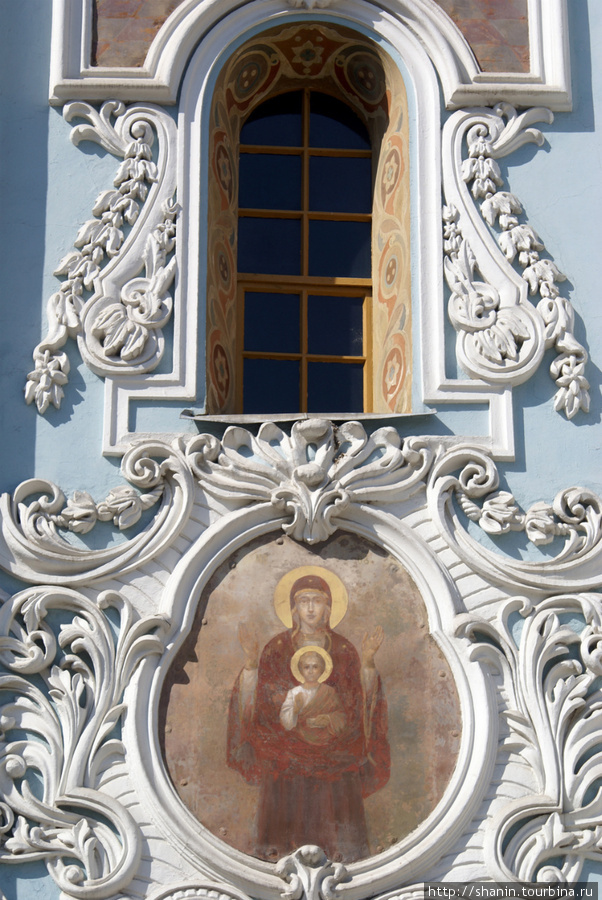 Фрагмент украшения надвратной Троицкой церкви в Киево-Печерской Лавре Киев, Украина