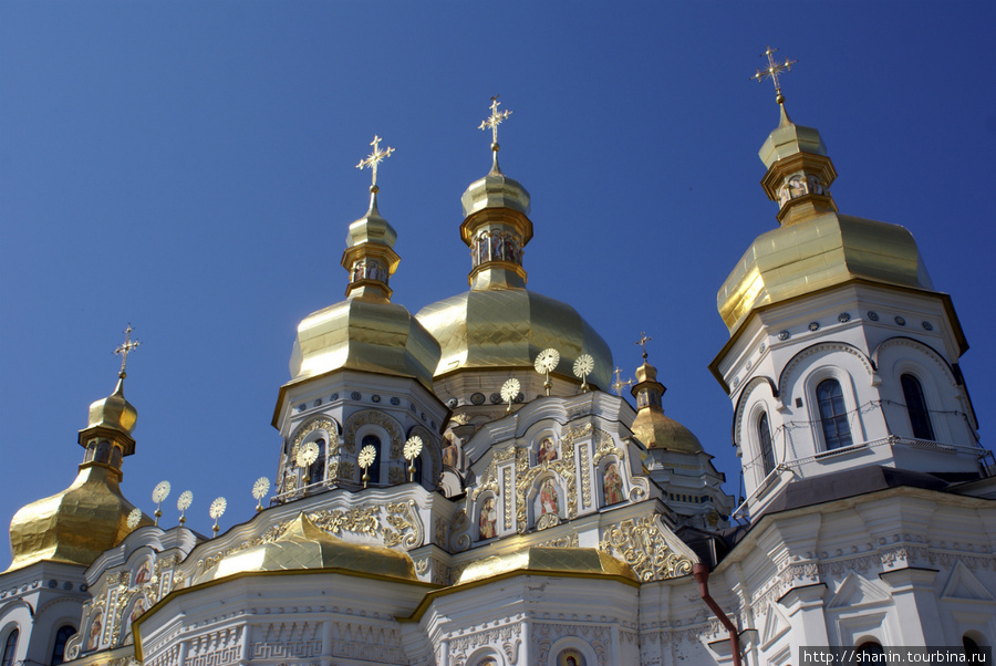 Купола Успенского собора в Киево-Печерской лавре Киев, Украина