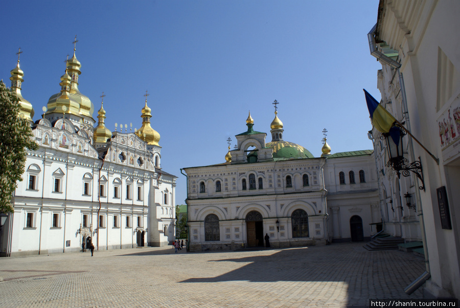 Успенский храм и Никольская больничная церковь в Киево-Печерской лавре Киев, Украина