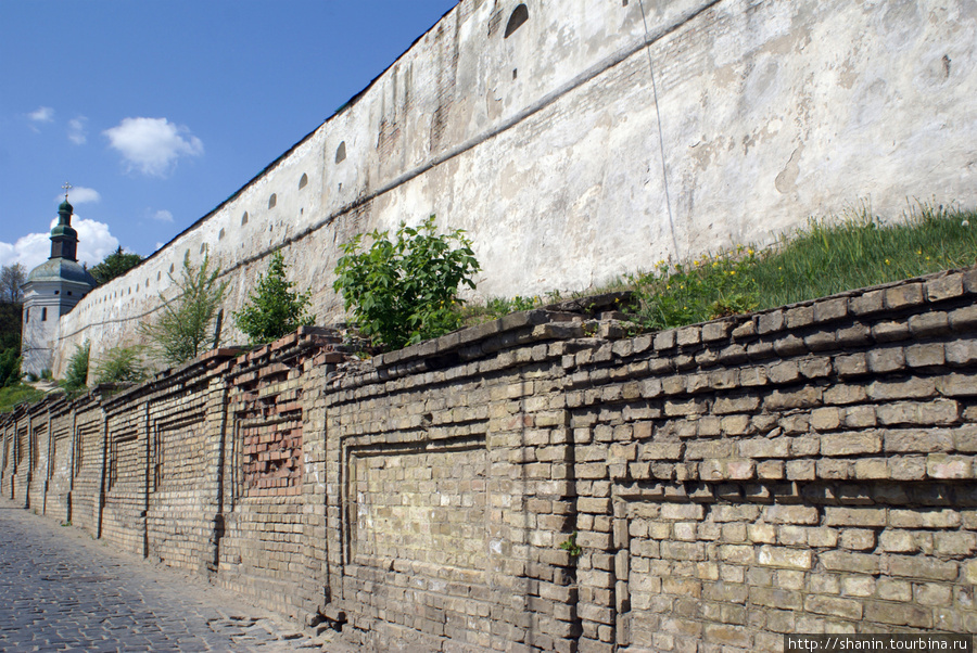 Стена Киевско-Печерской лавры Киев, Украина