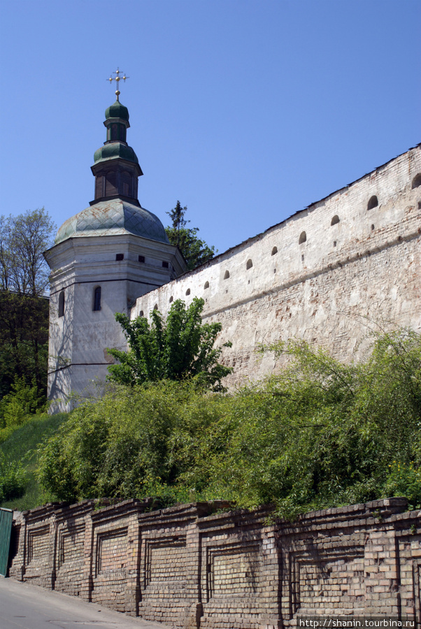 Угловая башня и стена Киевско-Печерской лавры Киев, Украина