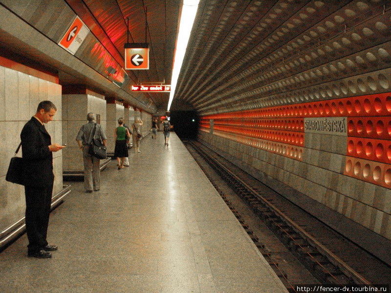 Станции предельно функциональны и похожи. Подобный хайтек — почти на всех станциях. Отличие только в цвете. Прага, Чехия