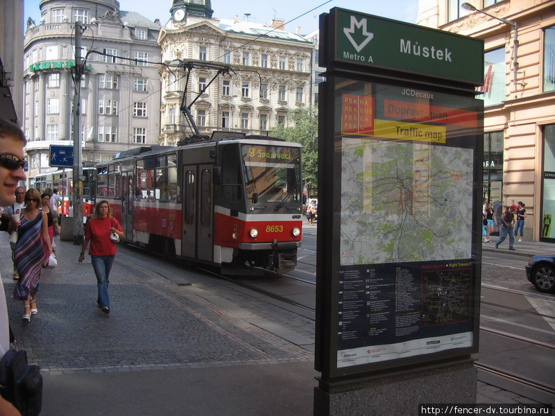 И снова вход в метро легко не заметить Прага, Чехия