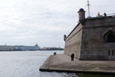 Река Нева и стена Петропавловской крепости