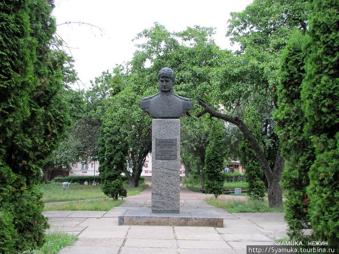 Рядом с церковью Иоана Богослова установлен памятник Ю. Лисянскому. Нежин, Украина