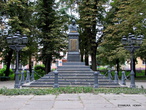 В 1881 году  был установлен бюст писателя Н. Гоголя. Скульптор Пармен Забила.
