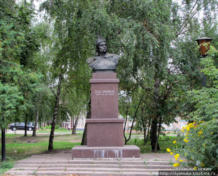 В сентябре 1993 года,  в 1000-летнюю годовщину Нежина,  недалеко от Николаевского собора жители города установили бюст-памятник Богдану Хмельницкому. Нежин, Украина