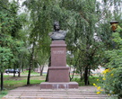 В сентябре 1993 года,  в 1000-летнюю годовщину Нежина,  недалеко от Николаевского собора жители города установили бюст-памятник Богдану Хмельницкому.