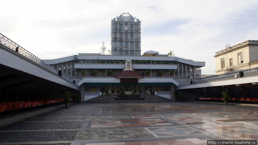 У базилики Санта Нино Себу-Сити, остров Себу, Филиппины