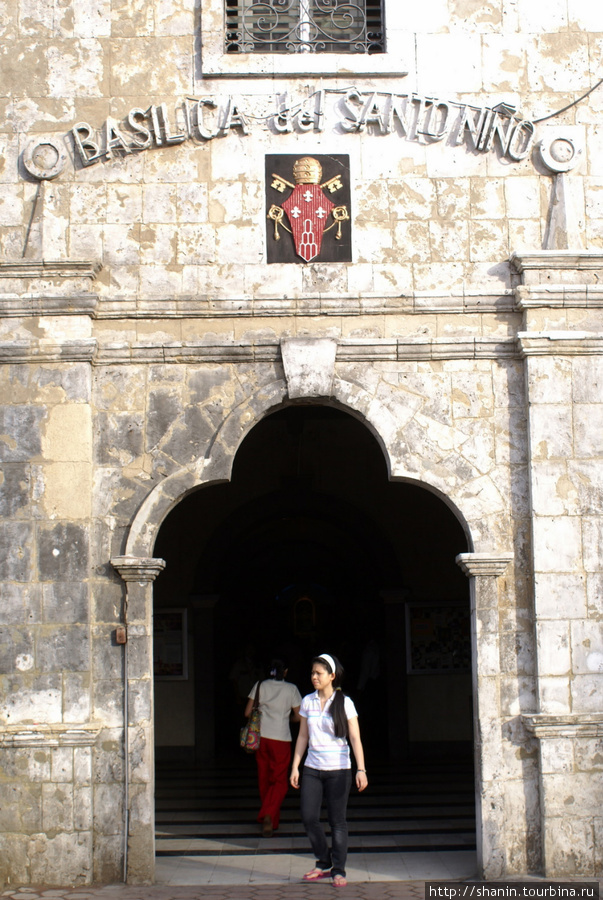 Вход в базилику Себу-Сити, остров Себу, Филиппины