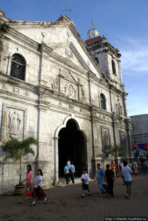 Вход в базилику Санта Нино Себу-Сити, остров Себу, Филиппины