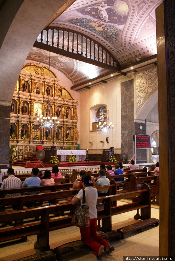 В базилике Санта Нино Себу-Сити, остров Себу, Филиппины