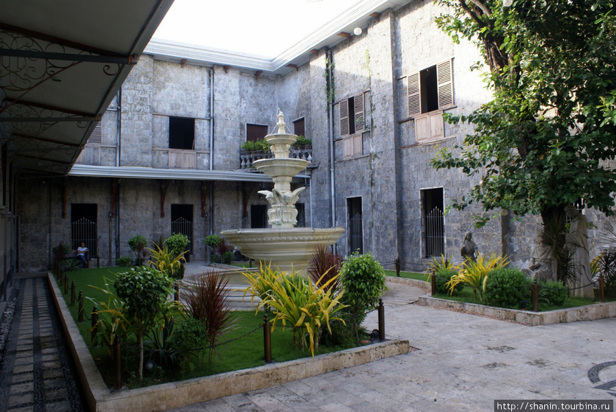 Внутренний дворик базилики Санта Нино Себу-Сити, остров Себу, Филиппины