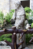 Статуя монаха во внутреннем дворике базилики Санта Нино в Себу