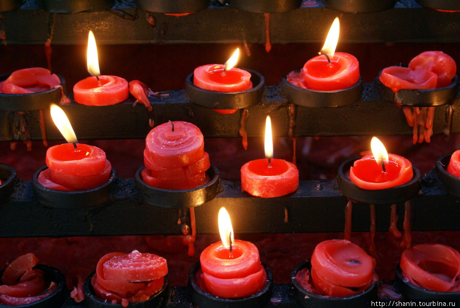 Свечи у базилики Санта Нино в Себу Себу-Сити, остров Себу, Филиппины