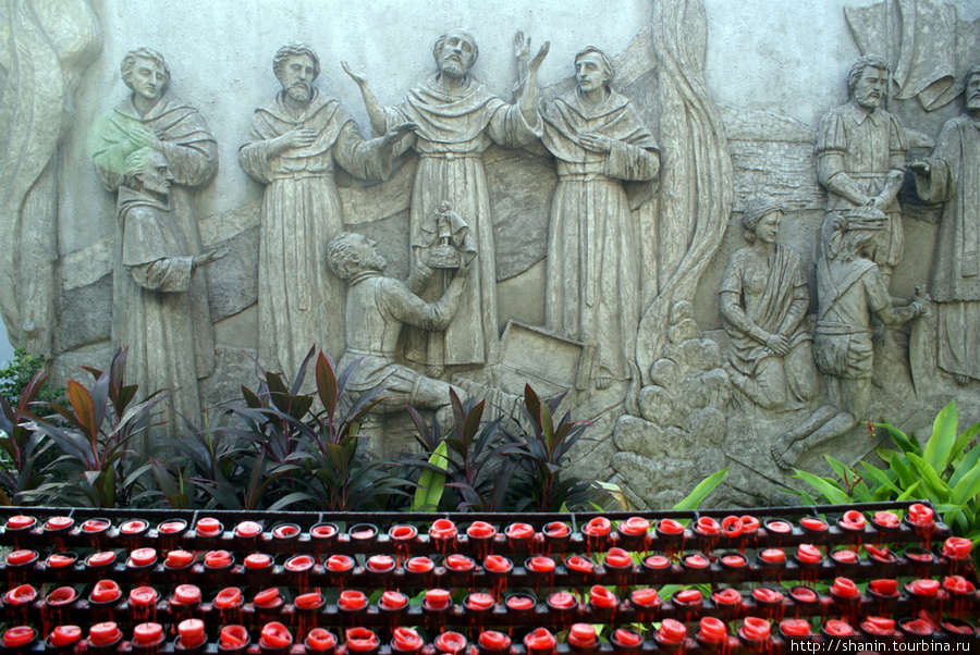 Свечи у стены у базилики Санта Нино в Себу
