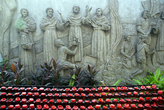 Свечи у стены у базилики Санта Нино в Себу
