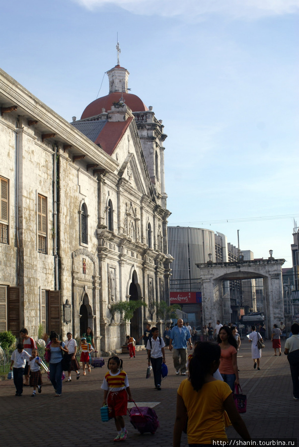 Во дворе базилики Санта Нино в Себу Себу-Сити, остров Себу, Филиппины