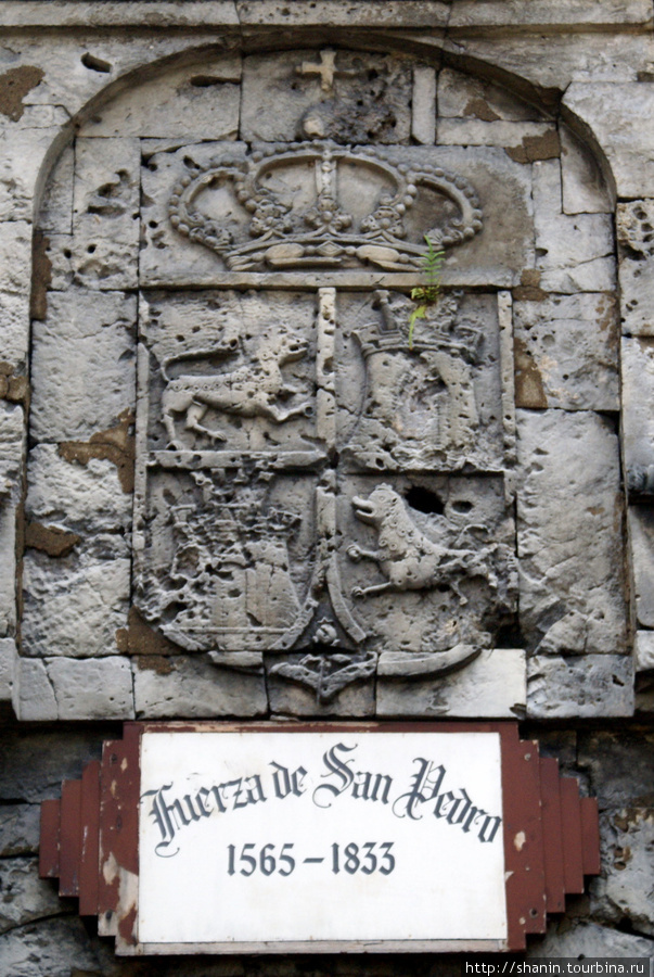 Герб над входом в форт Сан Педро в Себу Себу-Сити, остров Себу, Филиппины