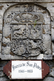 Герб над входом в форт Сан Педро в Себу