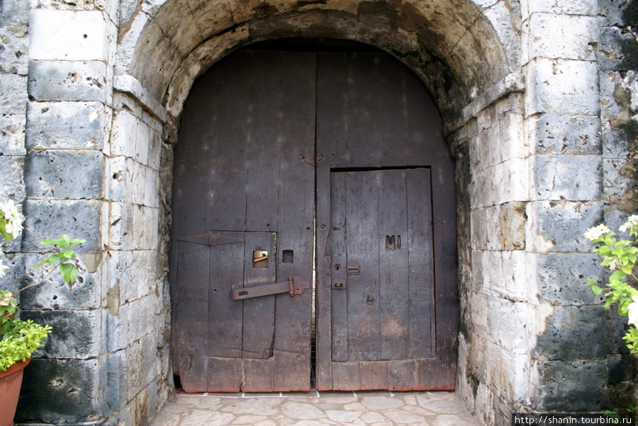 Дверь форта Сан Педро Себу-Сити, остров Себу, Филиппины