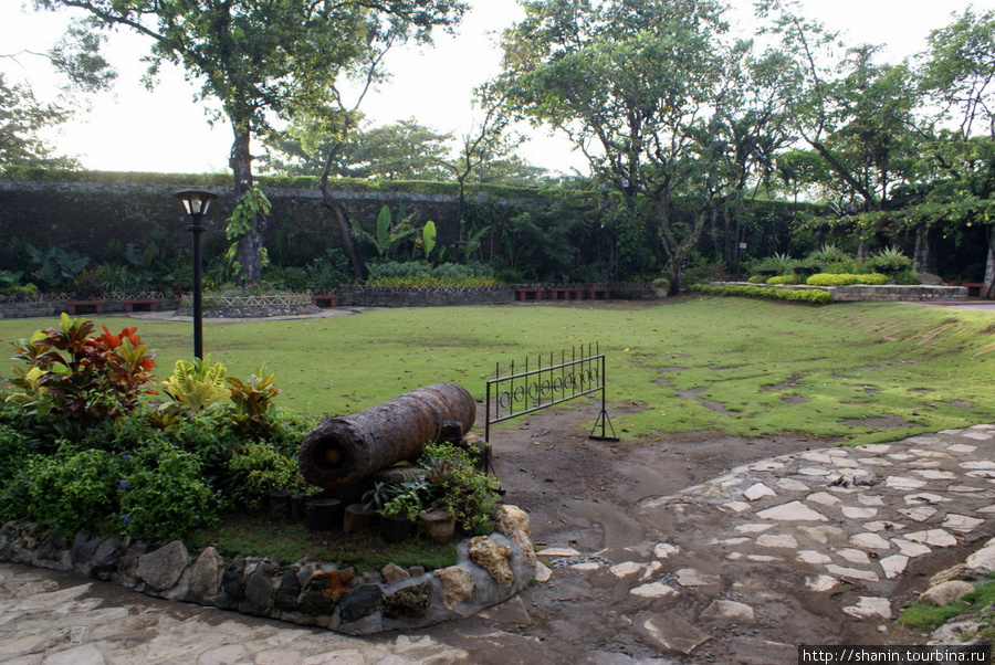 Внутренний двор форта Сан Педро в Себу Себу-Сити, остров Себу, Филиппины