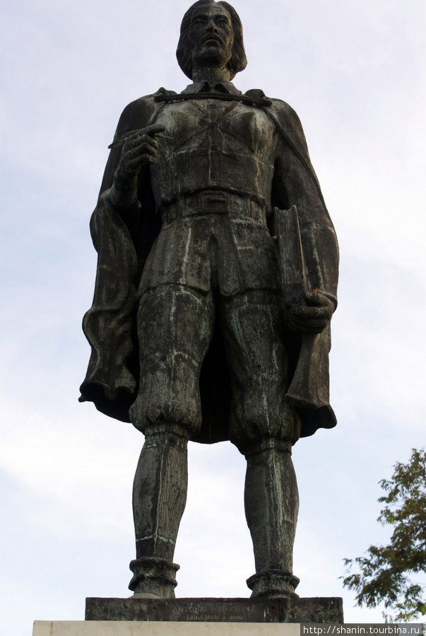 Памятник Антонио Пигафетта в Себу Себу-Сити, остров Себу, Филиппины