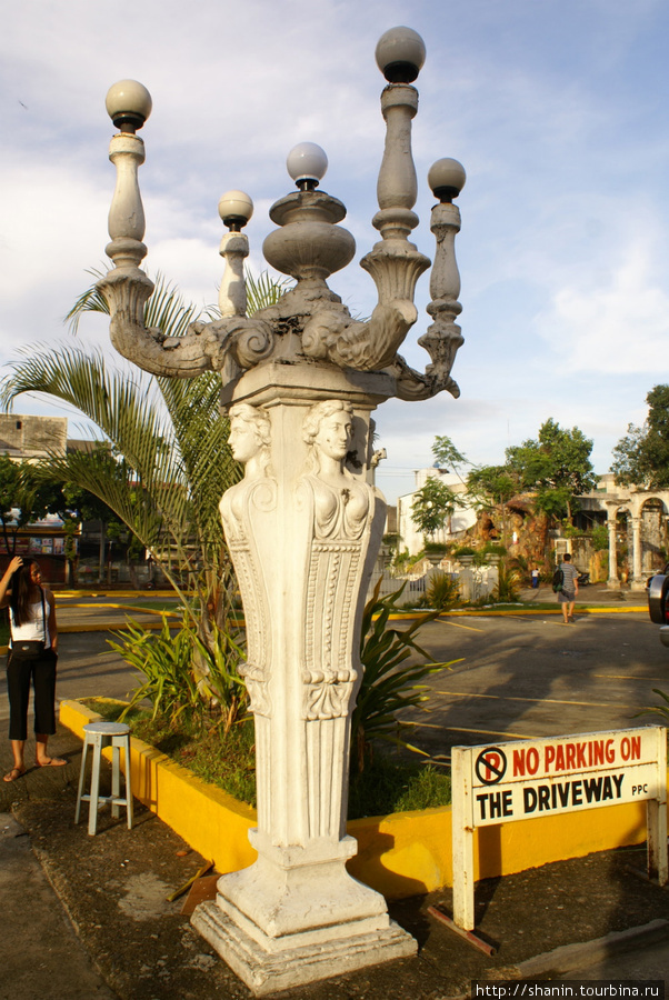 Автостоянка у собора Себу-Сити, остров Себу, Филиппины