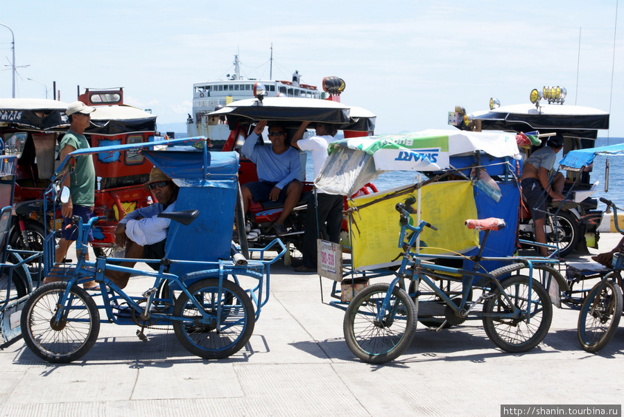 Стоянка моторикш в порту Филиппины