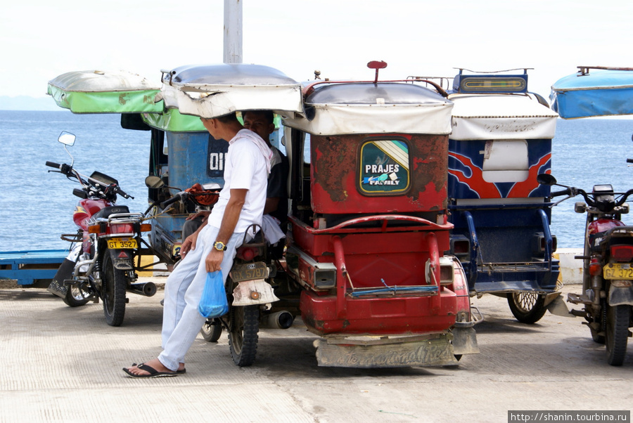 Стоянка моторикш на берегу моря Филиппины