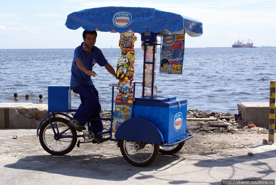 Торговец мороженным на набережной а МАниле Манила, Филиппины