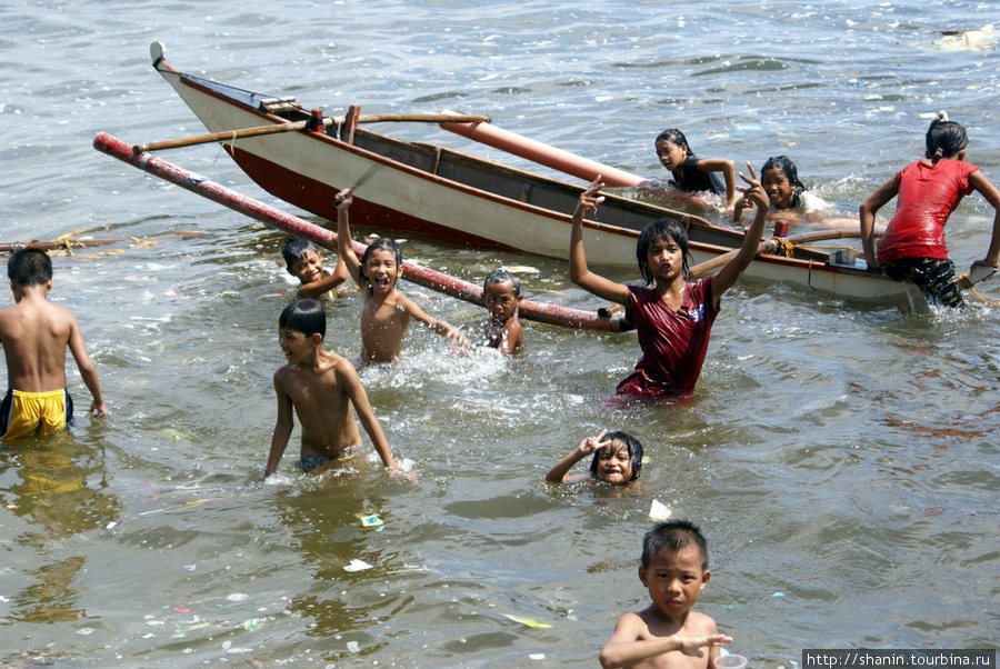 Купающиеся дети в Маниле Манила, Филиппины