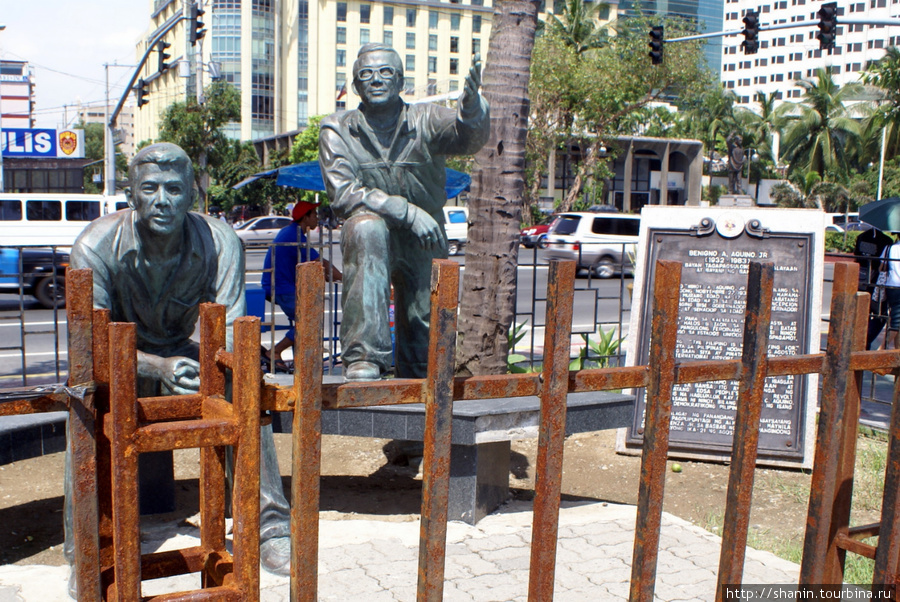 Бронзовые статуи за ржавым забором Манила, Филиппины