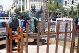 Бронзовые статуи за ржавым забором
