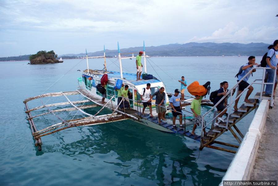 На таких суденышках туристов перевозят на Боракай и обратно Остров Боракай, Филиппины