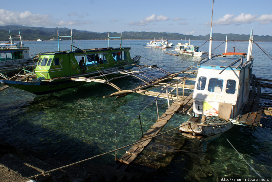 Стоянка туристический лодок Остров Боракай, Филиппины