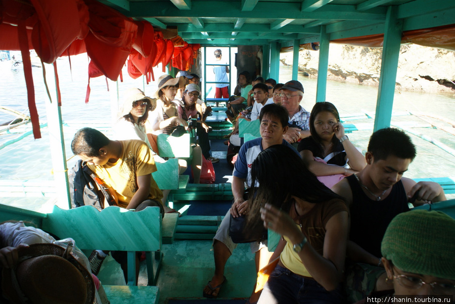 Лодка с туристами по пути на остров Боракай Остров Боракай, Филиппины