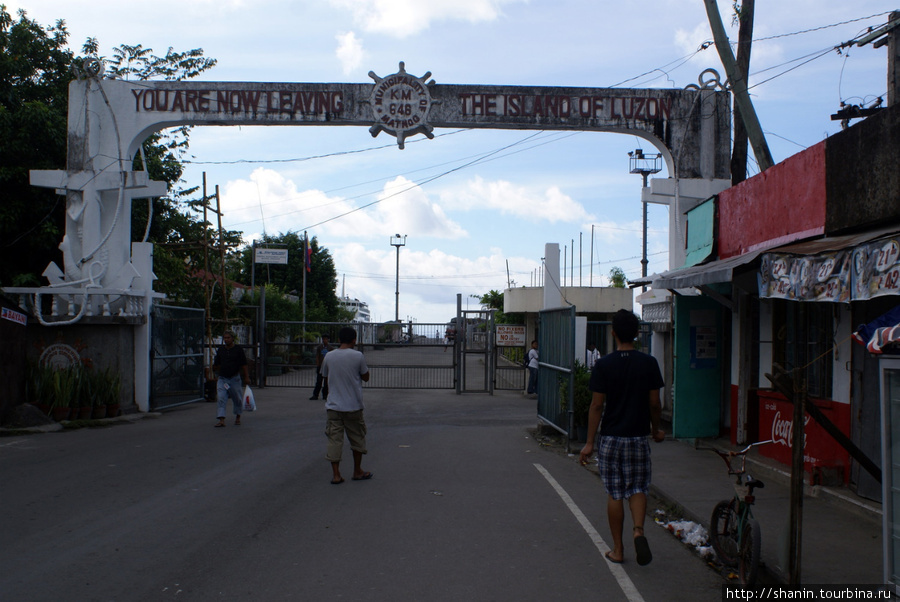Вход в порт на южной оконечности острова Лузон Филиппины